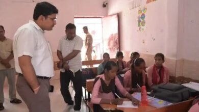 संभल में 128 परिषदीय स्कूलों का औचक निरीक्षण, एक शिक्षक सस्पेंड; 7 प्रधानाध्यापक-इंचार्ज का वेतन रोका