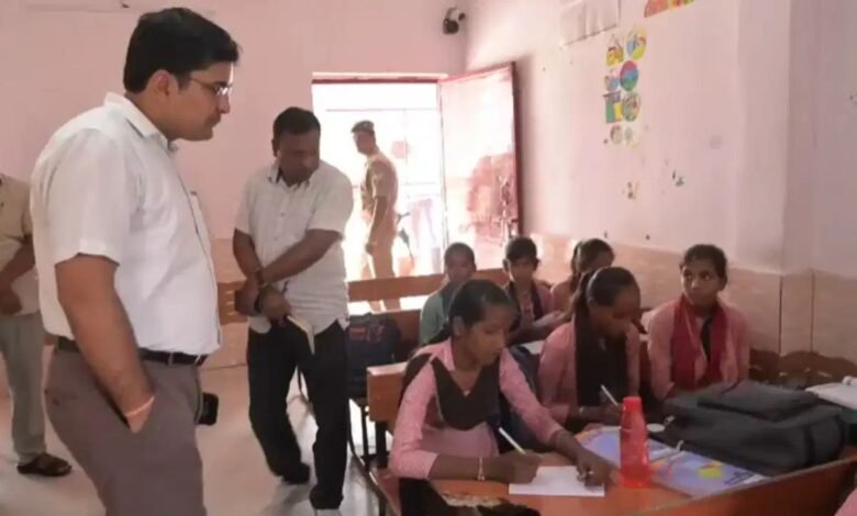 संभल में 128 परिषदीय स्कूलों का औचक निरीक्षण, एक शिक्षक सस्पेंड; 7 प्रधानाध्यापक-इंचार्ज का वेतन रोका