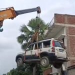 गोपालगंज में छत पर पहुंची Scorpio, क्रेन से दो मंजिला मकान पर चढ़ाई SUV