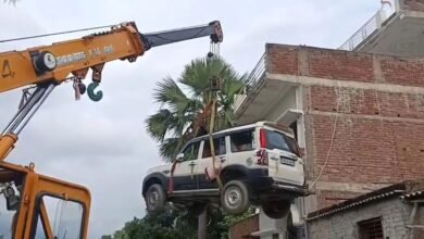 गोपालगंज में छत पर पहुंची Scorpio, क्रेन से दो मंजिला मकान पर चढ़ाई SUV