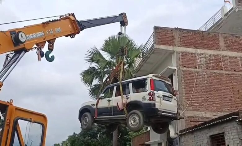 गोपालगंज में छत पर पहुंची Scorpio, क्रेन से दो मंजिला मकान पर चढ़ाई SUV