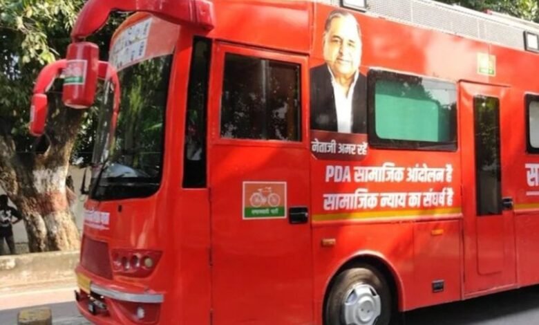 रायबरेली से अखिलेश की PDA यात्रा: बस पर ‘जो पीड़ित, वही PDA’, आंबेडकर की तस्वीर से सामाजिक न्याय का संदेश