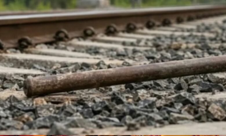 प्रयागराज में ट्रेन पलटाने की साजिश! ट्रैक पर रखी 7 फीट की लोहे की रेलिंग, लोको पायलट ने बचाया बड़ा हादसा