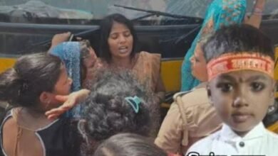 गोरखपुर में मां के सामने 5 साल के मासूम को स्कूल बस ने कुचला, ड्राइवर फरार