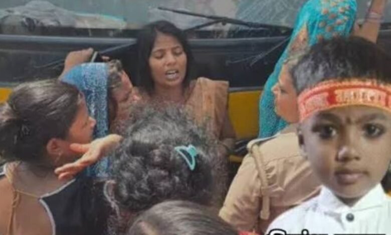 गोरखपुर में मां के सामने 5 साल के मासूम को स्कूल बस ने कुचला, ड्राइवर फरार
