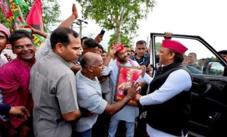 रायबरेली में अखिलेश यादव का बुलडोजर से स्वागत, PDA यात्रा के दौरान BJP पर साधा निशाना