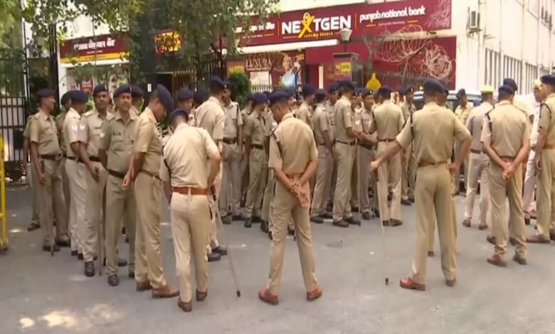 ECI-SIR विवाद: दिल्ली में कांग्रेस के प्रदर्शन से पहले पुलिस तैनात, ज्ञानेश कुमार के इस्तीफे की मांग तेज