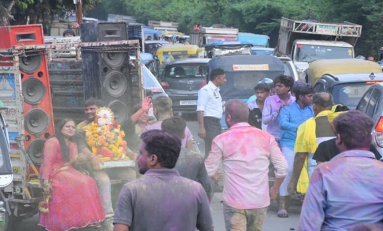 कानपुर में गणेश विसर्जन यात्रा पर हमला, धमाकों से मची भगदड़; चार लोग घायल