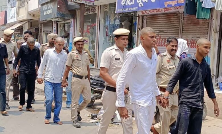 हिसार में 3 लाख की मंथली मांगने वाले पांच आरोपियों की पुलिस ने कराई परेड, घटनास्थल पर ले जाकर हुई निशानदेही