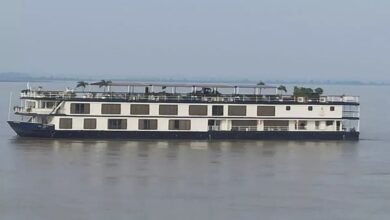 गंगा का जलस्तर बढ़ा तो भागलपुर में फंसा राजमहल क्रूज, सैलानियों को ट्रेन से भेजा पटना
