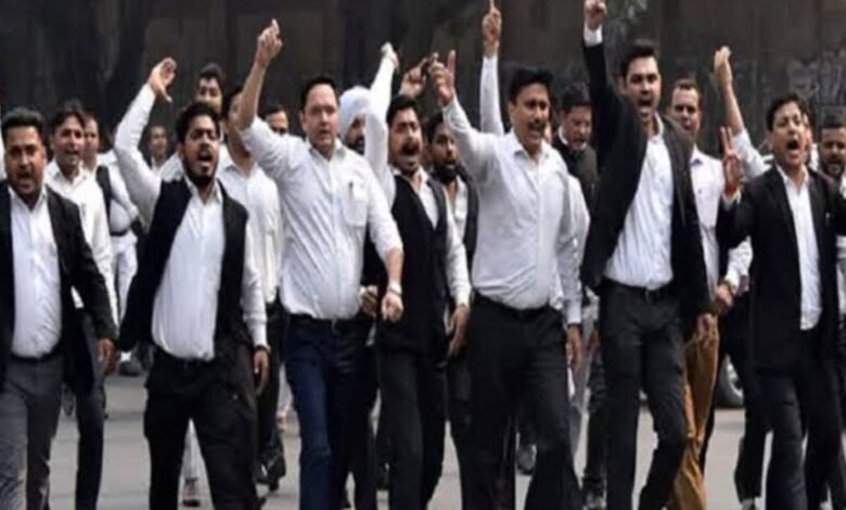 पश्चिमी यूपी के 22 जिलों में वकीलों की हड़ताल, हाई कोर्ट बेंच की मांग पर आंदोलन तेज