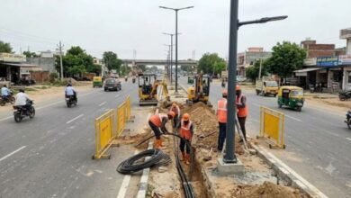 नारनौल-दादरी रोड पर 1.62 करोड़ से लग रही आधुनिक स्ट्रीट लाइटें, 3-4 दिन में पूरा होगा काम