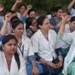 ऑनलाइन ट्रांसफर पॉलिसी के विरोध में नर्सिंग ऑफिसर्स की पेन-डाउन स्ट्राइक, अस्पताल में मरीज परेशान