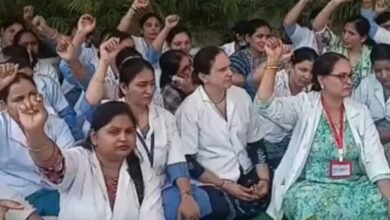 ऑनलाइन ट्रांसफर पॉलिसी के विरोध में नर्सिंग ऑफिसर्स की पेन-डाउन स्ट्राइक, अस्पताल में मरीज परेशान