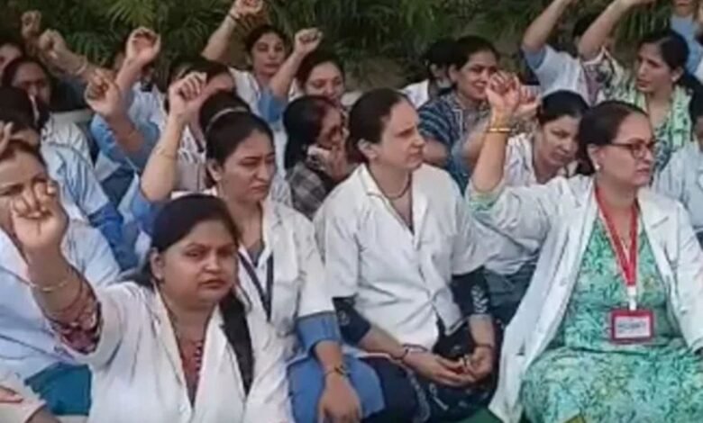 ऑनलाइन ट्रांसफर पॉलिसी के विरोध में नर्सिंग ऑफिसर्स की पेन-डाउन स्ट्राइक, अस्पताल में मरीज परेशान