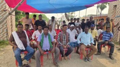 इनरवा बॉर्डर पर वाहनों की आवाजाही रोकने के विरोध में दूसरे दिन भी धरना