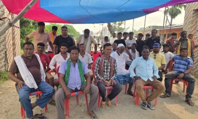 इनरवा बॉर्डर पर वाहनों की आवाजाही रोकने के विरोध में दूसरे दिन भी धरना