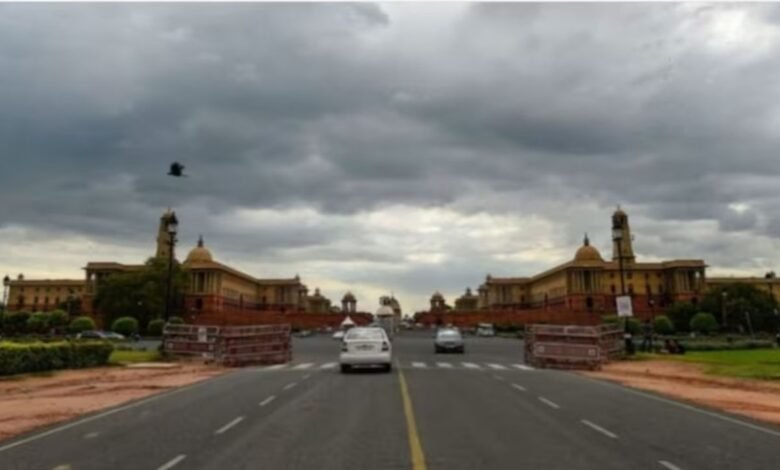 दिल्ली की हवा में सुधार, AQI 136; आज हल्के बादल, 2-3 डिग्री गिर सकता है तापमान