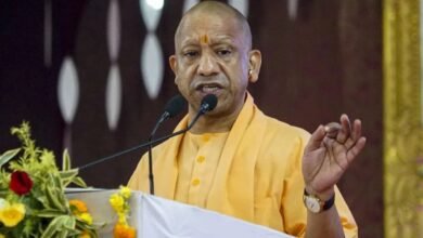 कोलकाता दुर्गा पूजा पंडाल हादसे के बाद यूपी में अलर्ट, CM योगी ने सुरक्षा को लेकर दिए सख्त निर्देश