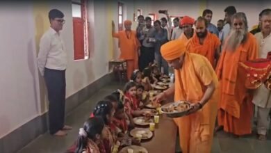 गोरखनाथ मंदिर में CM योगी ने किया कन्या पूजन, चरण पखारकर लिया आशीर्वाद