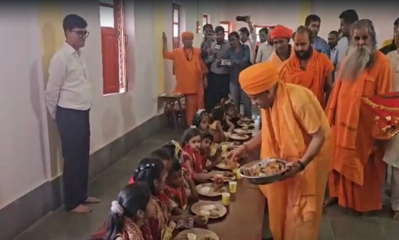 गोरखनाथ मंदिर में CM योगी ने किया कन्या पूजन, चरण पखारकर लिया आशीर्वाद